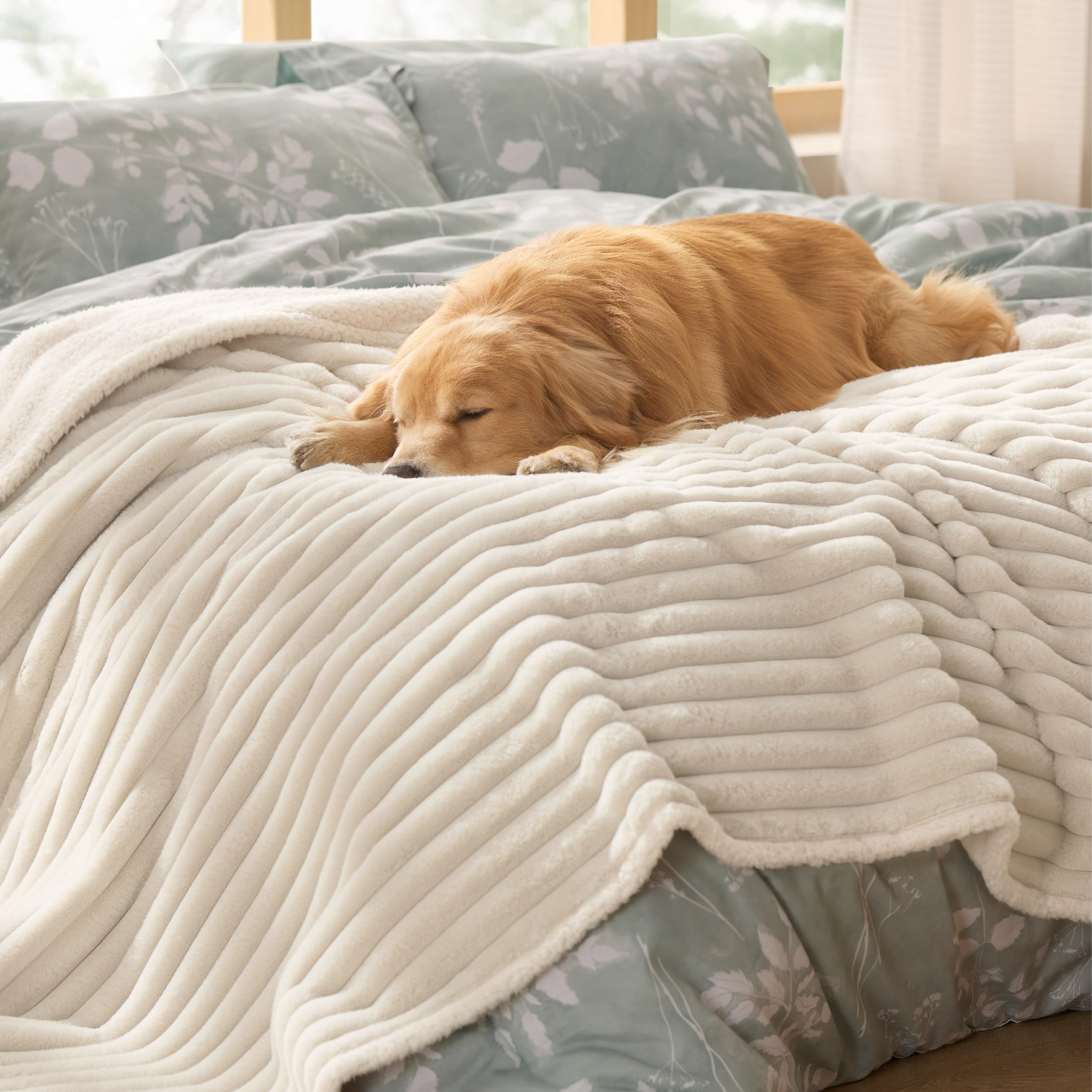 Waterproof Fleece Pet Blanket for Dogs and Cats